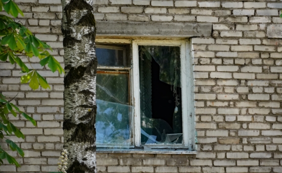 Омск стал эпицентром урагана: балкон упал на женщину — не поверите, что с ней сейчас